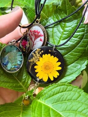 Pressed Flower Sunflower Pendant Necklace - Yellow Floral Resin